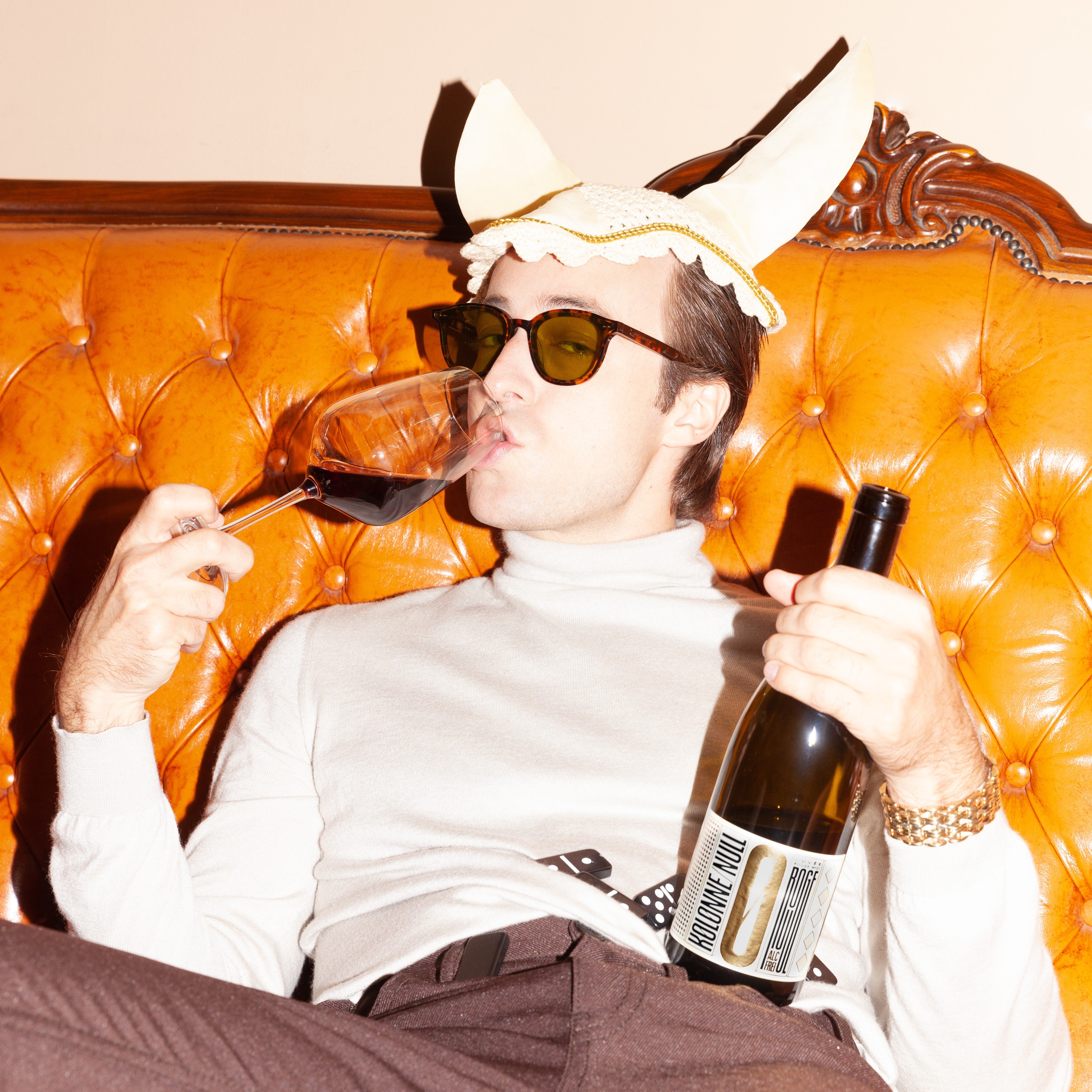 Homem bebendo vinho tinto sem álcool Kolonne Null_TheOtherBottle